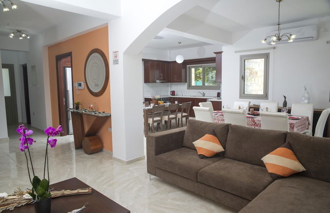 Stunning new Beach Front Villa,1st Line to the Beach, Large Pool, Wonderful Area - Foto 17