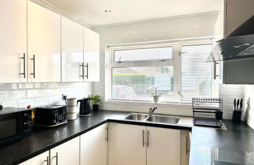 5 bedroom detached house sleeps 13 spacious Parking 5 mins driving to Bicester Village - Foto 8