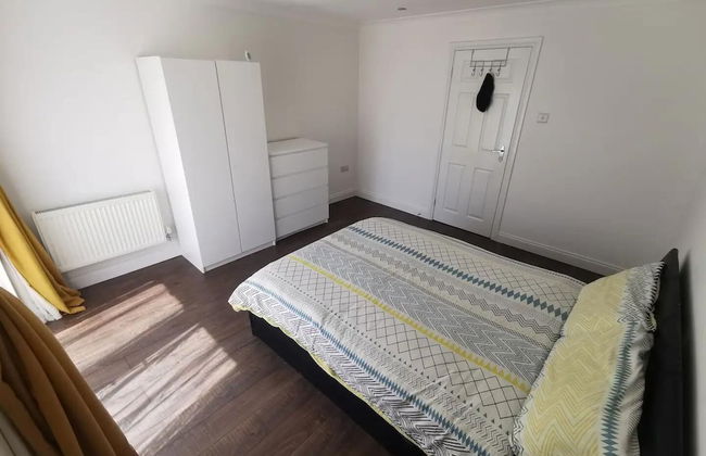 Romford Retreat - Stylish Apartment Stay - Photo 2