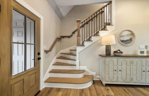 Tranquil Mountain Escape Luxurious 5-Bedroom Farmhouse with Pool - Foto 21