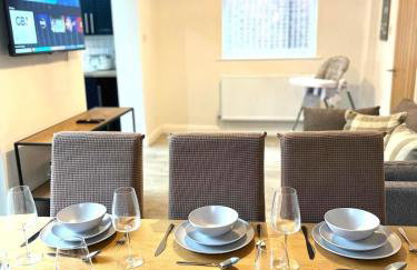 Ideal 4-bed home sleeps 7 - Nr Trafford Ctr & M60 - Foto 4