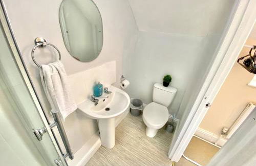 EasyRest - Spacious Detached House - 10 Beds - 5 Bedrooms - 4 Bathrooms - Secure Parking 5 Vehicles - Excellent Road Links - Perfect for Contractors & Large Groups - Foto 22