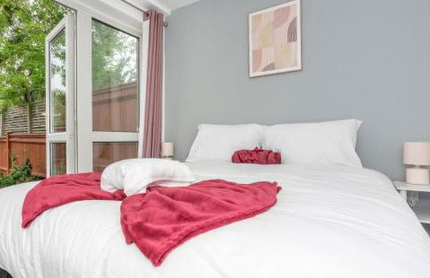 Beautiful Orpington Home w Pool Table and Driveway - Photo 55