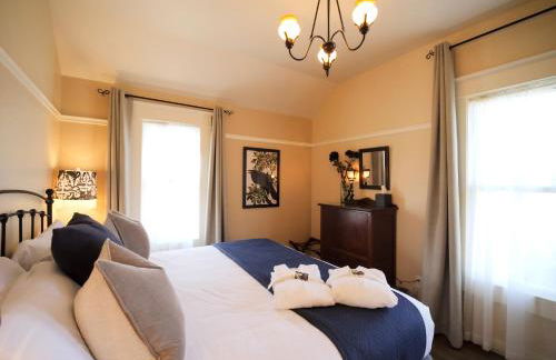 RedTail Inn - 3 Suites Sleeps up to 12 - Foto 8