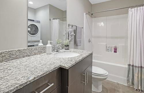 Modern Industrial Apartment with Skywalk - Foto 7