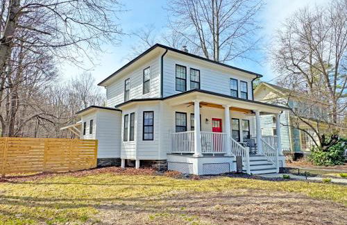 Renovated home seconds from town - Foto 1