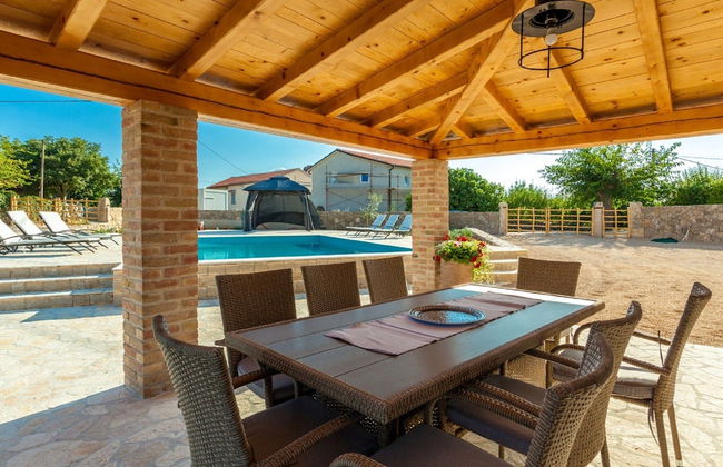 Gorgeous Villa With Private Swimming Pool and Covered Terrace - Photo 16