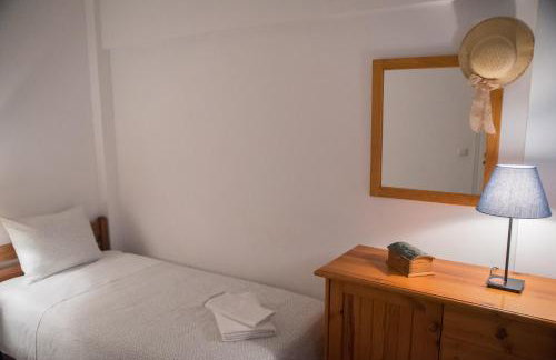 ILIOCHARI sea view apartments Oropos - Kalamos - Foto 27