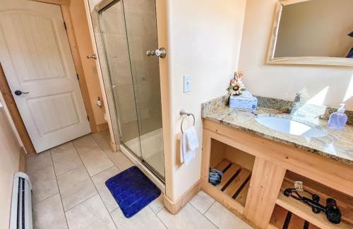 New! Beautiful, Spacious Modern Home on a Large Acreage - Peaks & Prairies Retreat - Foto 45