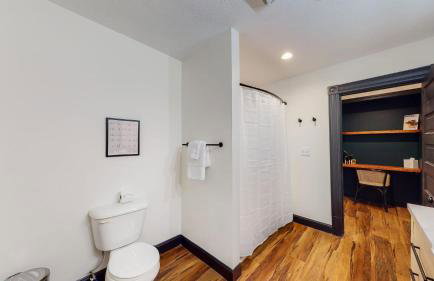 Stylish Top Floor 2 kings full bathroom with tub - Foto 12