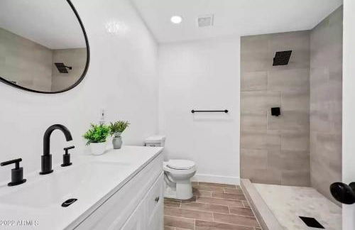 Peaceful Family Friendly 4 Bedroom Home with pool - Photo 12