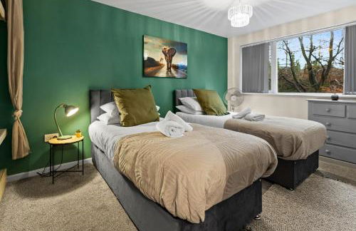 Forest View- Oasis Mural -Didsbury Zen Sleeps 10 - Photo 16