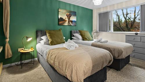 Forest View- Oasis Mural -Didsbury Zen Sleeps 10 - Foto 1, storage, wardrobe