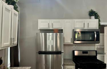 Jungle House Columbus Downtown Free Parking Sleeps 8 - Near Convention Center & Nationwide Arena - 2BR Short North Luxury Home - Over 5,800 Five Star Stays - Foto 17