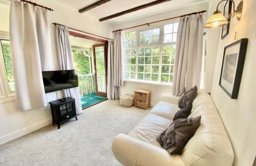 SIMPLY the BEST, 4 Min walk to Beach, Pubs, Restaurants, Shops, FAB Htd Pool, HOT Hottub, Games room, 1 acre Garden, BBQ's, Beautiful, Bassets acre, Free Parking and WIFI - Photo 6