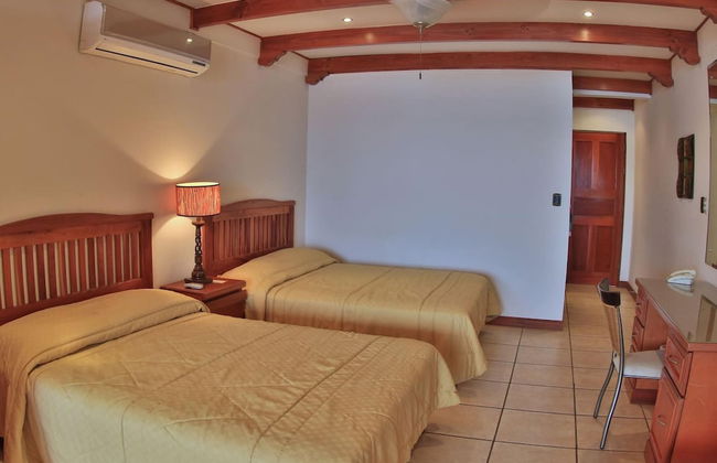 Hotel room-style ocean-view unit in Flamingo with pool - Photo 4