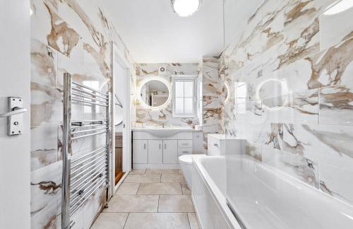 4 Bedroom House by Homestyles Hosts - Short Lets and Serviced Accommodation Islington - Private En-Suite - Foto 51