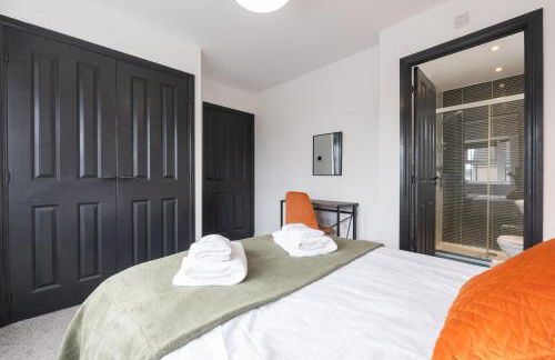 Large Modern Home, Free Parking, Families and Contractors Welcome - Foto 13