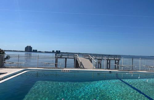 Gorgeous 2 Bedroom Waterfront Condo - Foto 25