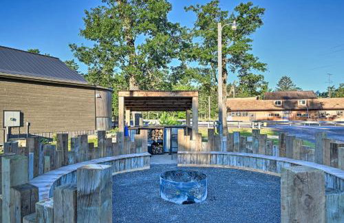 Massive Hatfield Loon Lodge with Roller Rink - Foto 41