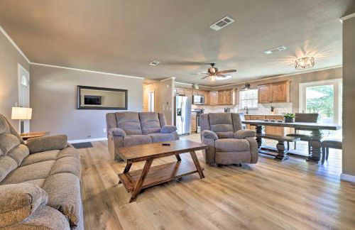 Quiet Haven with Hot Tub, 4 Mi to Canyon Lake! - Foto 2
