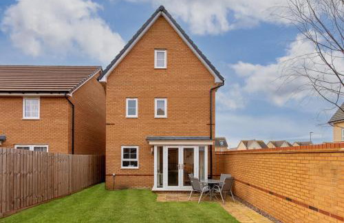 Detached House in Brooklands - Prime Location - Driveway Parking, Self-Check-In, Fast WiFi and Smart TV by Yoko Property - Foto 32