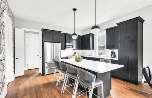 Luxury and Spacious Home with Private Garage and Fire Pit - Foto 9