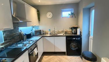 Spacious Town House - Photo 5