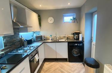 Spacious Town House - Photo 5