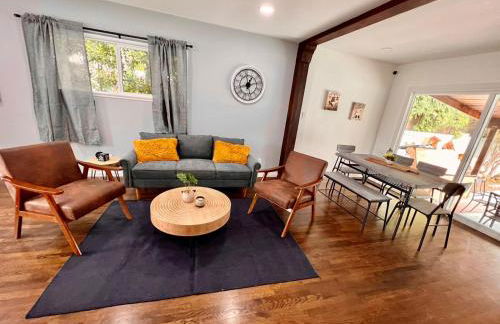 Cozy 3BR Home With Pool, Yard, Garage, and 80 inch TV! - Foto 7