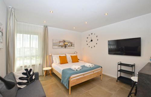 Black & White Studios - Photo 15