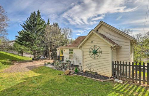 Stylish Woodfin Home with Backyard and Fire Pit - Foto 26