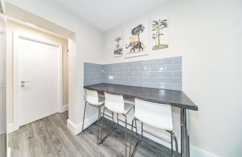 RYAN AIR I BNB - Huge 4 Bedroom House with Free Parking - Foto 7