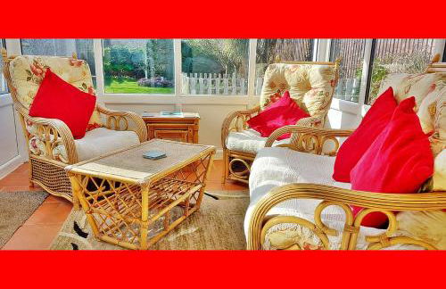 Romantic Cosy Cottage with Beach & Attractions just mins away! Perfect for Couples & Family Stays - Free Parking, Large Garden & Free WiFi - Foto 6