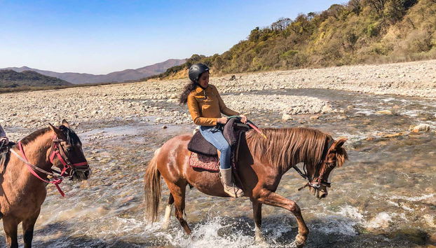 Atravessando o rio a cavalo