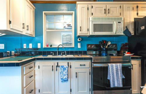 Resort Dock and Boat Ramp Home with Wolf Bay Access - Foto 9