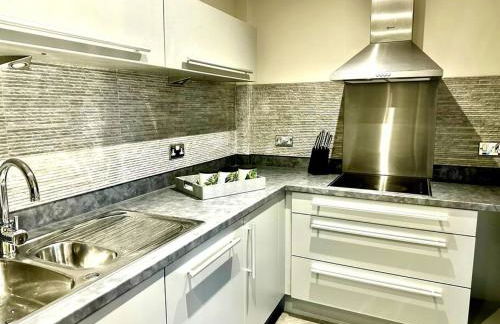 Exclusive Marina View Apartment Free Parking - Photo 7