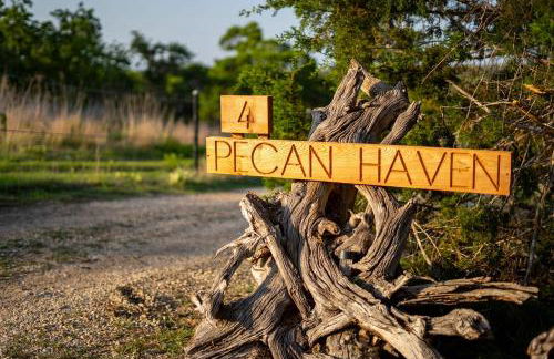 Treehouse Glamping at Pecan Haven W Hot Tub - Foto 42