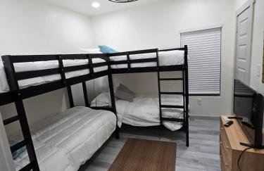 Modern B&W Coastal Retreat 2BR 2BA and Laundry - Foto 33