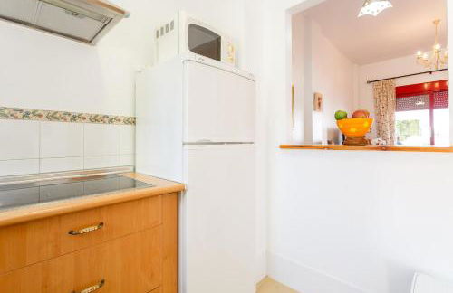 Bonito apartamento en campo de golf con piscina - Photo 20