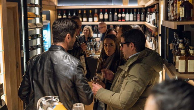 Visita a la vinoteca Wine House - Foto 2, Disfrutando de la visita a Wine House