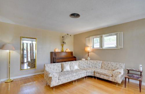 Charming Mid-Century House - Just Steps to Lake! - Foto 6