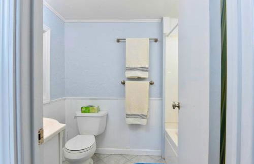 Gorgeous Waterfront Cottage with Luxurious Hot Tub for a Weekend Getaway near Cape Cod, Massachusetts - Foto 9