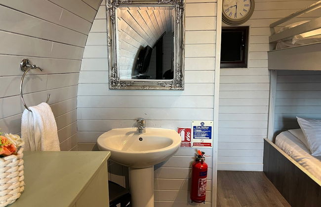 Deluxe Glamping Pod With Hot Tub in Frodsham - Photo 4