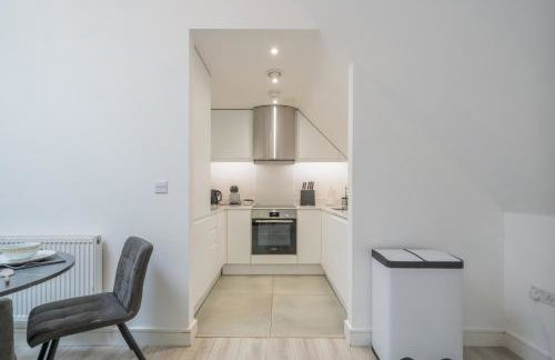 New! Modern Elegant 2-Bed Apartment, free parking - Photo 11