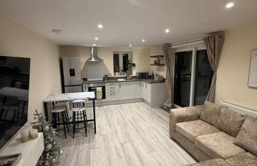 New 2-bed 2-bath detached flat with garden - Photo 1