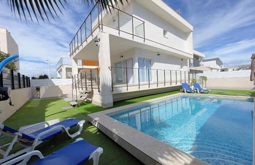 Perfect Getaway Villa - Photo 1