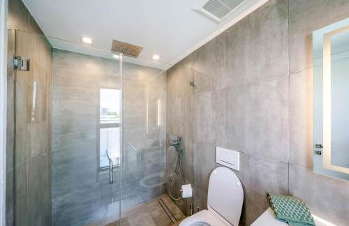 Bayview Villa by Rove Travel - Waterfront with Patio - Foto 40