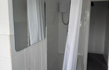 Comfortable 2-Bed Flat Balcony Near Airport - Photo 2