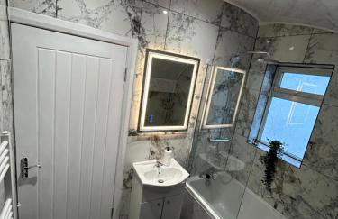 Spaghetti House 6 Bedroom with Large Off-Road Driveway Great for Crews in Vicinity of Starcity and City Centre - Foto 22